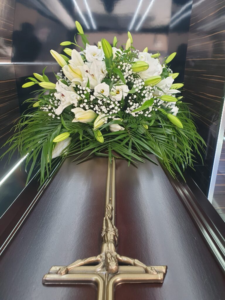 trumny w zakładzie pogrzebowym