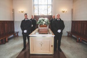Pogrzeb świecki — czym się charakteryzuje?